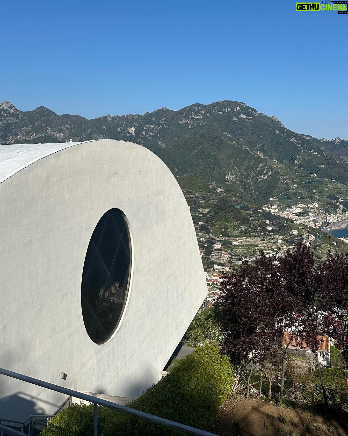 Renato Mendonça - 1.8K Likes - A costa italiana é de tirar o fôlego! Tanto pelas paisagens naturais, como pela arquitetura.
Na experiência pré-Milão com @amorimcortinas, passamos por Positano e Amalfi, uma das mais antigas repúblicas marítimas que rendeu o nome à Costa Amalfitana.
Também pude conferir de pertinho o Auditório Oscar Niemeyer, uma de suas últimas obras internacionais. No dia seguinte, tivemos um passeio incrível pelas ilhas Capri e Anacapri, com direito a uma visita ao Mosteiro de San Giacomo e à Gruta Azul.