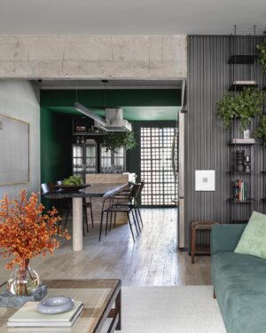 Renato Mendonça Instagram - Dá para acreditar que este apartamento fica em um edifício da década de 1970? 

Na planta original, os ambientes eram super compartimentados, mas como o morador adora receber os amigos, optamos por derrubar as paredes e integrar a cozinha à sala de jantar. 

A integração é reforçada pelo piso de mármore travertino navona, escolhido pelo morador que é dono de uma marmoraria. A luz natural que vaza dos cobogós valoriza a composição. 

📸 @evelynmullerfotos
✨ @aldiflosi

#renatomendonça #decoração #decor #decoration #apartamento #arquitetura #architecture #estiloindustrial #reforma #interiores