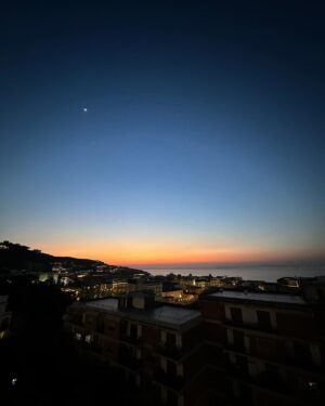 Renato Mendonça Instagram - A costa italiana é de tirar o fôlego! Tanto pelas paisagens naturais, como pela arquitetura. 

Na experiência pré-Milão com @amorimcortinas, passamos por Positano e Amalfi, uma das mais antigas repúblicas marítimas que rendeu o nome à Costa Amalfitana. 

Também pude conferir de pertinho o Auditório Oscar Niemeyer, uma de suas últimas obras internacionais. No dia seguinte, tivemos um passeio incrível pelas ilhas Capri e Anacapri, com direito a uma visita ao Mosteiro de San Giacomo e à Gruta Azul.