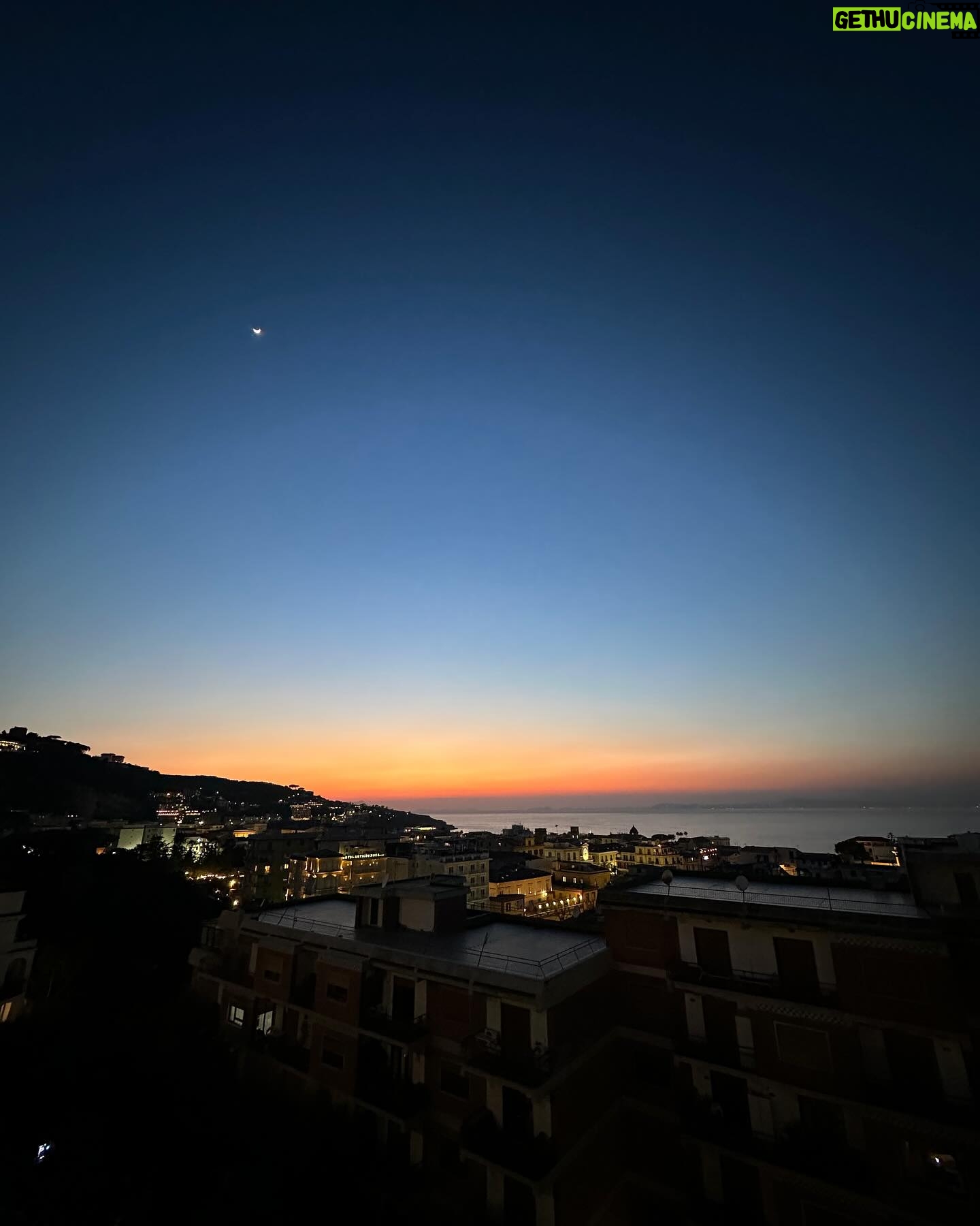 Renato Mendonça - 1.8K Likes - A costa italiana é de tirar o fôlego! Tanto pelas paisagens naturais, como pela arquitetura.
Na experiência pré-Milão com @amorimcortinas, passamos por Positano e Amalfi, uma das mais antigas repúblicas marítimas que rendeu o nome à Costa Amalfitana.
Também pude conferir de pertinho o Auditório Oscar Niemeyer, uma de suas últimas obras internacionais. No dia seguinte, tivemos um passeio incrível pelas ilhas Capri e Anacapri, com direito a uma visita ao Mosteiro de San Giacomo e à Gruta Azul.