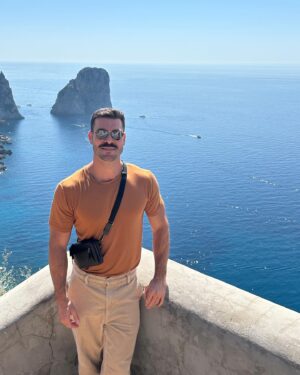 Renato Mendonça Instagram - A costa italiana é de tirar o fôlego! Tanto pelas paisagens naturais, como pela arquitetura. 

Na experiência pré-Milão com @amorimcortinas, passamos por Positano e Amalfi, uma das mais antigas repúblicas marítimas que rendeu o nome à Costa Amalfitana. 

Também pude conferir de pertinho o Auditório Oscar Niemeyer, uma de suas últimas obras internacionais. No dia seguinte, tivemos um passeio incrível pelas ilhas Capri e Anacapri, com direito a uma visita ao Mosteiro de San Giacomo e à Gruta Azul.
