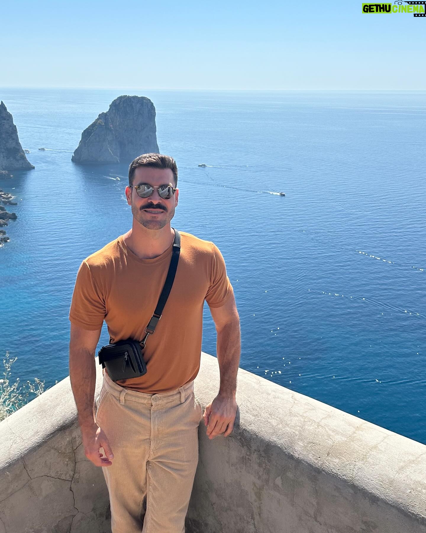 Renato Mendonça - 1.8K Likes - A costa italiana é de tirar o fôlego! Tanto pelas paisagens naturais, como pela arquitetura.
Na experiência pré-Milão com @amorimcortinas, passamos por Positano e Amalfi, uma das mais antigas repúblicas marítimas que rendeu o nome à Costa Amalfitana.
Também pude conferir de pertinho o Auditório Oscar Niemeyer, uma de suas últimas obras internacionais. No dia seguinte, tivemos um passeio incrível pelas ilhas Capri e Anacapri, com direito a uma visita ao Mosteiro de San Giacomo e à Gruta Azul.