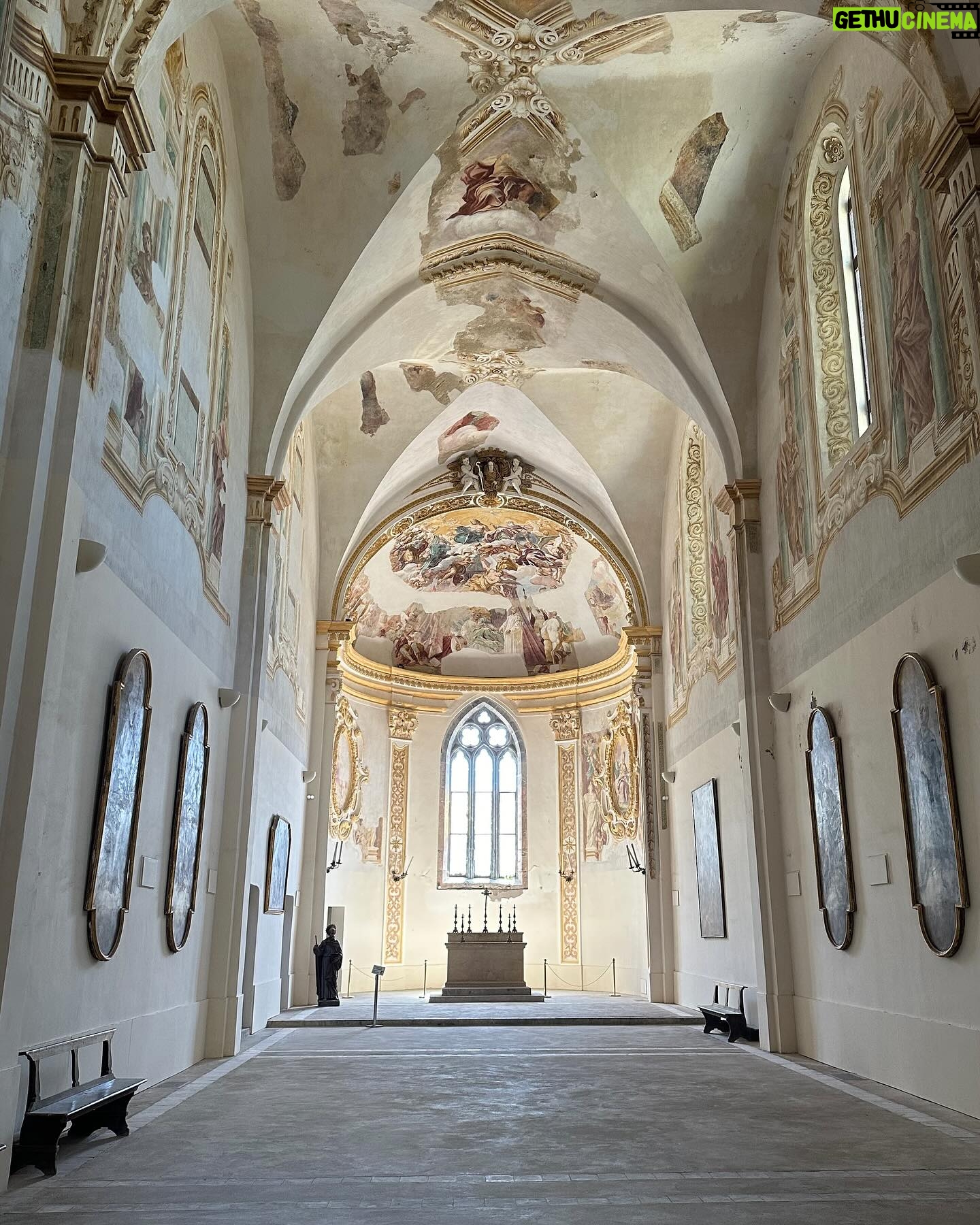 Renato Mendonça - 1.8K Likes - A costa italiana é de tirar o fôlego! Tanto pelas paisagens naturais, como pela arquitetura.
Na experiência pré-Milão com @amorimcortinas, passamos por Positano e Amalfi, uma das mais antigas repúblicas marítimas que rendeu o nome à Costa Amalfitana.
Também pude conferir de pertinho o Auditório Oscar Niemeyer, uma de suas últimas obras internacionais. No dia seguinte, tivemos um passeio incrível pelas ilhas Capri e Anacapri, com direito a uma visita ao Mosteiro de San Giacomo e à Gruta Azul.