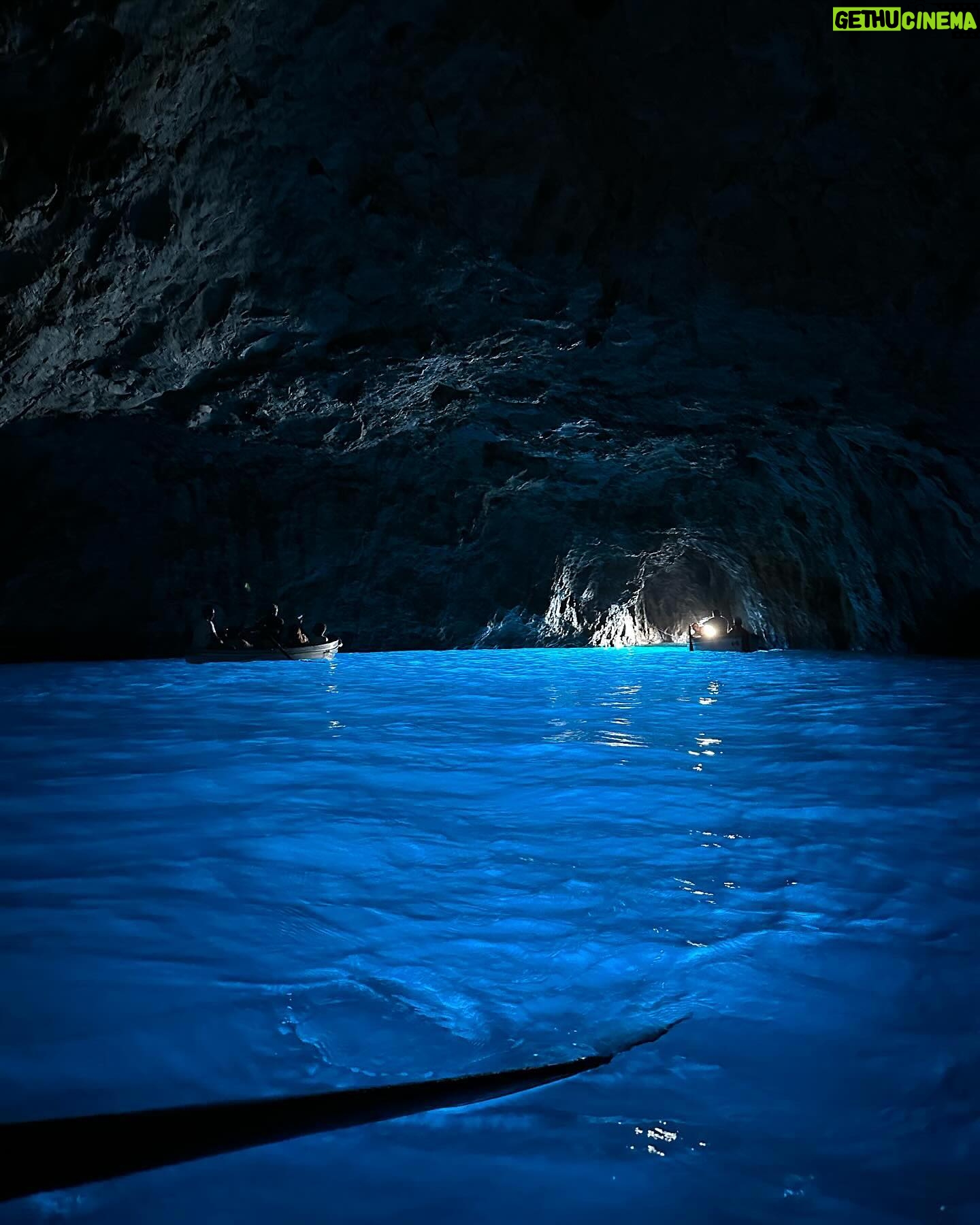 Renato Mendonça - 1.8K Likes - A costa italiana é de tirar o fôlego! Tanto pelas paisagens naturais, como pela arquitetura.
Na experiência pré-Milão com @amorimcortinas, passamos por Positano e Amalfi, uma das mais antigas repúblicas marítimas que rendeu o nome à Costa Amalfitana.
Também pude conferir de pertinho o Auditório Oscar Niemeyer, uma de suas últimas obras internacionais. No dia seguinte, tivemos um passeio incrível pelas ilhas Capri e Anacapri, com direito a uma visita ao Mosteiro de San Giacomo e à Gruta Azul.