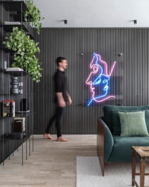 Renato Mendonça Instagram - Fugindo aos tons mais claros e neutros que vocês costumam vir por aqui, este apartamento tem uma pegada urbana que eu amo! 

Como a integração foi o mote do projeto, o painel ripado que envelopa a área social é um elemento central. 

No lugar da marcenaria, optamos por revestir as paredes com ferro e aço, e acrescentamos uma pintura acetinada grafite. A obra de arte neon é o perfeito complemento à estética industrial. 

📸 @evelynmullerfotos
✨ @aldiflosi

#renatomendonça #decoração #decor #decoration #apartamento #arquitetura #architecture #estiloindustrial #reforma #interiores