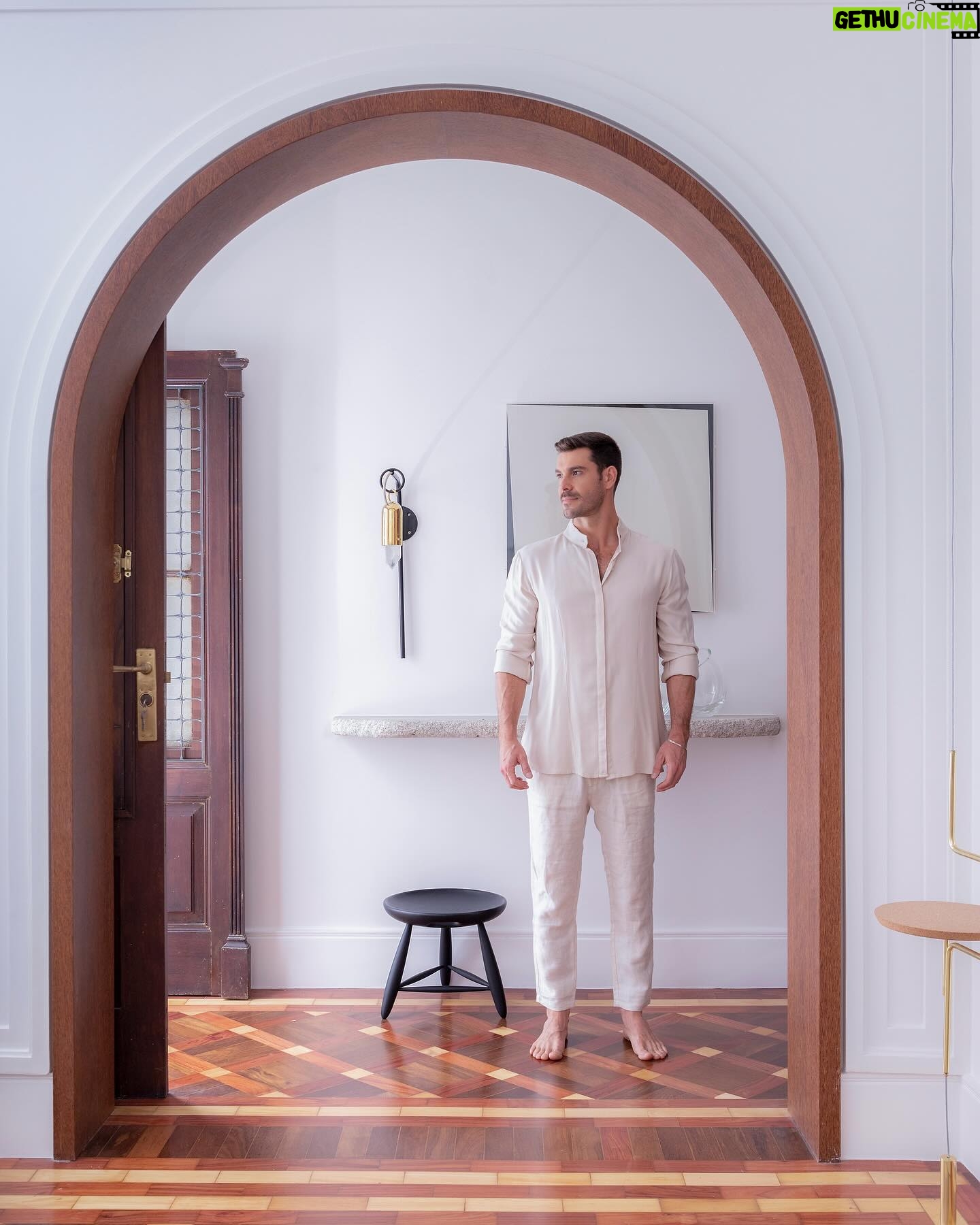 Renato Mendonça - 2.2K Likes - Na porta de entrada do @espacoarquetipo, um corredor organiza o fluxo dos pacientes entre recepção e sala de psiquiatria. Mais do que um ambiente de passagem, a composição destaca a arquitetura, como este belíssimo arco estrutural.
Ao fundo, criamos um aparador de pedra sabão engastado na parede, que remete a uma ruína. A composição com a porta original, arandela do @estudioorth, gravura de Barsotti, banco de Sérgio Rodrigues e vasos de @jacquelineterpinsestudio mescla delicadeza e potência.
📸 @rafaelrenzo_fotografia
✨ @filipecamargoestudio
#renatomendonca #decoração #decor #arquitetura #projeto #projetocomercial #clinica
