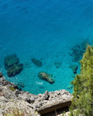 Renato Mendonça Instagram - A costa italiana é de tirar o fôlego! Tanto pelas paisagens naturais, como pela arquitetura. 

Na experiência pré-Milão com @amorimcortinas, passamos por Positano e Amalfi, uma das mais antigas repúblicas marítimas que rendeu o nome à Costa Amalfitana. 

Também pude conferir de pertinho o Auditório Oscar Niemeyer, uma de suas últimas obras internacionais. No dia seguinte, tivemos um passeio incrível pelas ilhas Capri e Anacapri, com direito a uma visita ao Mosteiro de San Giacomo e à Gruta Azul.