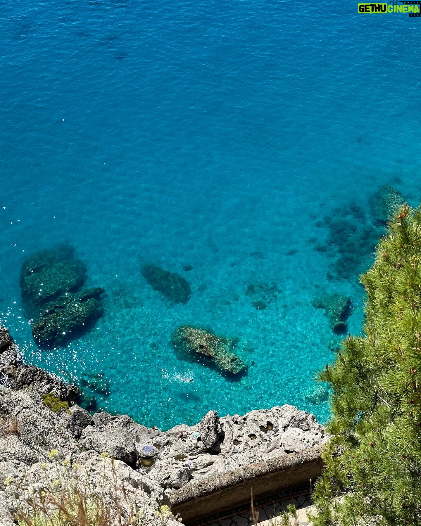Renato Mendonça - 1.8K Likes - A costa italiana é de tirar o fôlego! Tanto pelas paisagens naturais, como pela arquitetura.
Na experiência pré-Milão com @amorimcortinas, passamos por Positano e Amalfi, uma das mais antigas repúblicas marítimas que rendeu o nome à Costa Amalfitana.
Também pude conferir de pertinho o Auditório Oscar Niemeyer, uma de suas últimas obras internacionais. No dia seguinte, tivemos um passeio incrível pelas ilhas Capri e Anacapri, com direito a uma visita ao Mosteiro de San Giacomo e à Gruta Azul.
