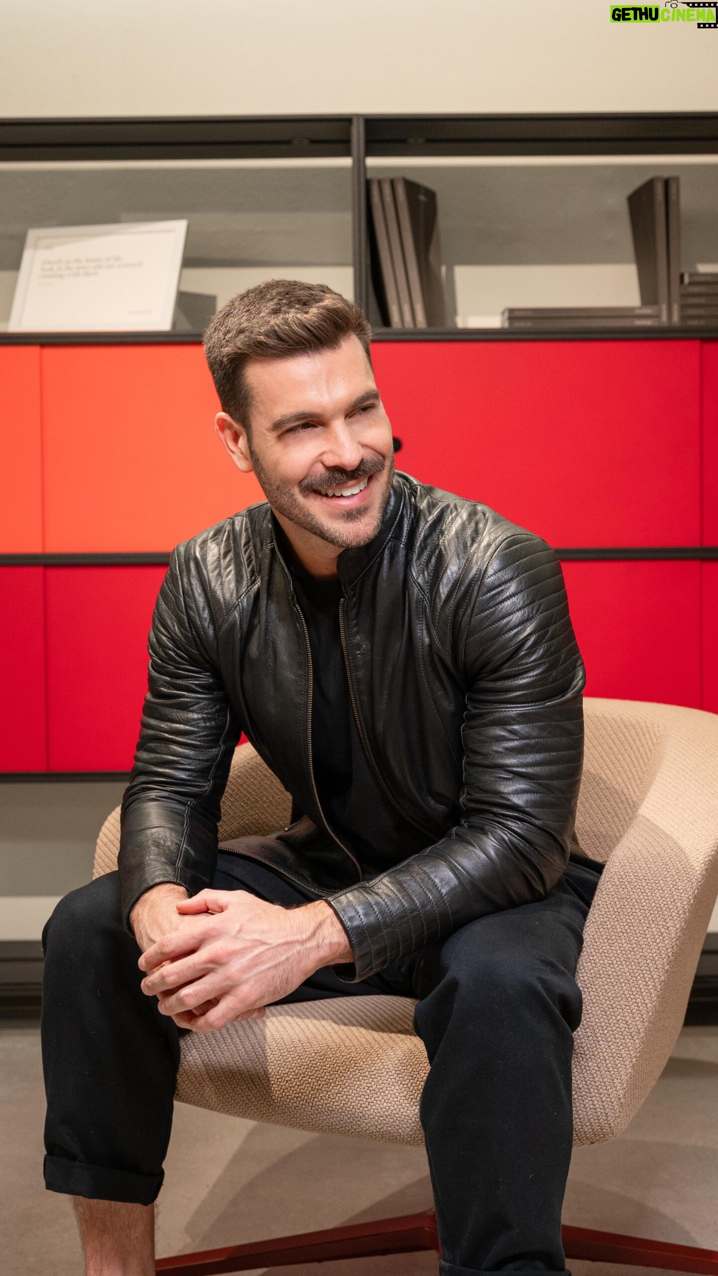 Renato Mendonça - 1.2K Likes - O @fkgrupo levou para o Salão do Móvel em Milão, uma de suas marcas, a italiana @maxdesign_brasil.
Renomada por seu compromisso com o design inovador e funcional, a @maxdesign_brasil está impressionando os visitantes com uma exposição vibrante, sob o tema inspirador do “Despertar”, apresentando uma variedade de novos produtos que combinam design, cores e funcionalidade!