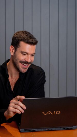 Renato Mendonça Instagram - O novo Vaio FH15 é exatamente o que eu precisava para otimizar meu dia a dia! 

Além da ótima câmera para reuniões online, ele tem placa de vídeo adequada aos softwares de arquitetura, processador veloz, qualidade de imagem ao renderizar projetos e sem falar no design incrível e leve!

Te convido a conhecer mais sobre este lançamento no perfil da @brvaio. Quem sabe também não está na hora de você trocar o seu notebook para o novo Vaio FH15?