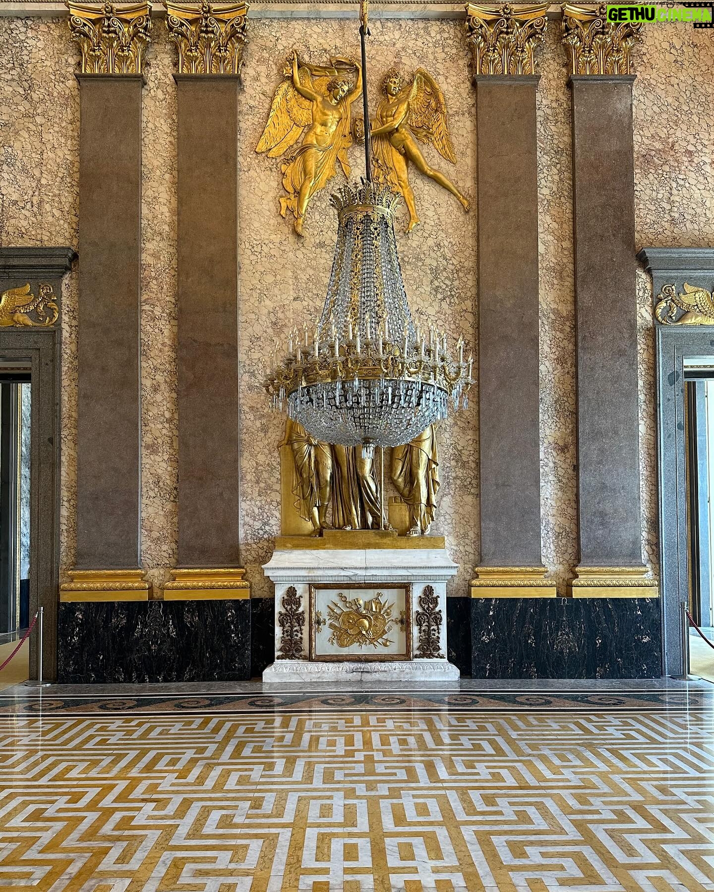 Renato Mendonça - 0.9K Likes - Vivendo primeiro, postando depois •
Nossa primeira parada na Itália foi Caserta, na região de Campania. Depois de um almoço delicioso com @amorimcortinas, seguimos para Reggia di Caserta, considerado o maior palácio do mundo e Patrimônio da Humanidade pela Unesco.
Símbolo do poder real e da arte barroca, a construção de 47 mil m² foi idealizada pelo arquiteto Luigi Vanvitelli. São mais de 1200 dormitórios, além de uma capela inspirada no Palácio de Versalhes. Sem falar na coleção exuberante de pinturas dos séculos XVI a XIX.
Sem dúvida, vale a visita!