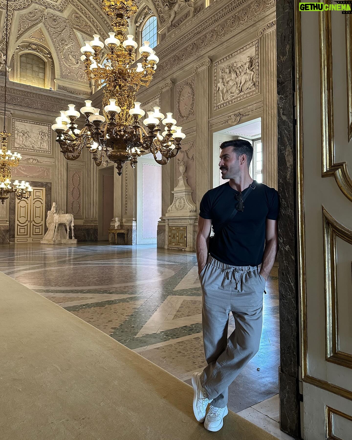Renato Mendonça - 0.9K Likes - Vivendo primeiro, postando depois •
Nossa primeira parada na Itália foi Caserta, na região de Campania. Depois de um almoço delicioso com @amorimcortinas, seguimos para Reggia di Caserta, considerado o maior palácio do mundo e Patrimônio da Humanidade pela Unesco.
Símbolo do poder real e da arte barroca, a construção de 47 mil m² foi idealizada pelo arquiteto Luigi Vanvitelli. São mais de 1200 dormitórios, além de uma capela inspirada no Palácio de Versalhes. Sem falar na coleção exuberante de pinturas dos séculos XVI a XIX.
Sem dúvida, vale a visita!