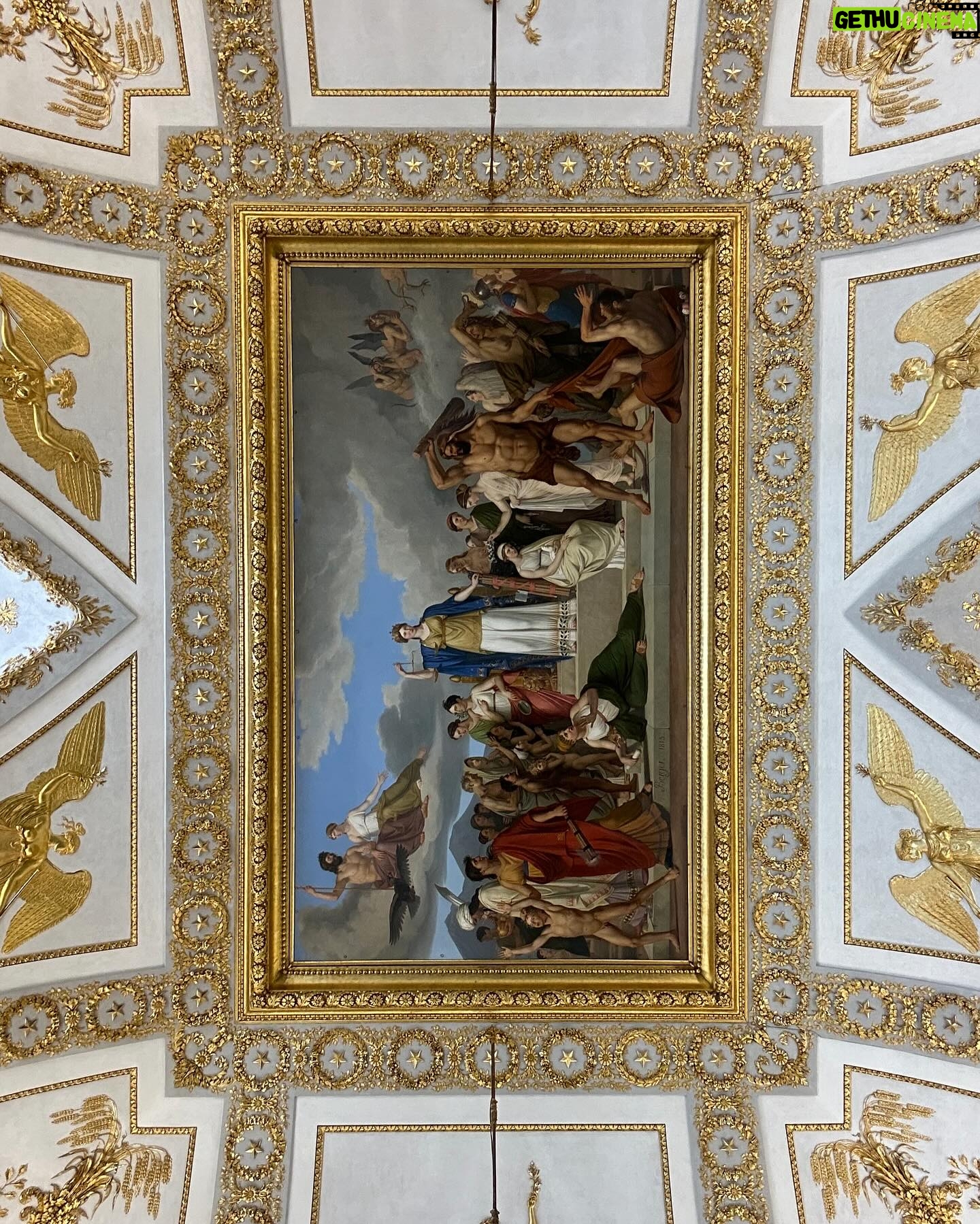 Renato Mendonça - 0.9K Likes - Vivendo primeiro, postando depois •
Nossa primeira parada na Itália foi Caserta, na região de Campania. Depois de um almoço delicioso com @amorimcortinas, seguimos para Reggia di Caserta, considerado o maior palácio do mundo e Patrimônio da Humanidade pela Unesco.
Símbolo do poder real e da arte barroca, a construção de 47 mil m² foi idealizada pelo arquiteto Luigi Vanvitelli. São mais de 1200 dormitórios, além de uma capela inspirada no Palácio de Versalhes. Sem falar na coleção exuberante de pinturas dos séculos XVI a XIX.
Sem dúvida, vale a visita!