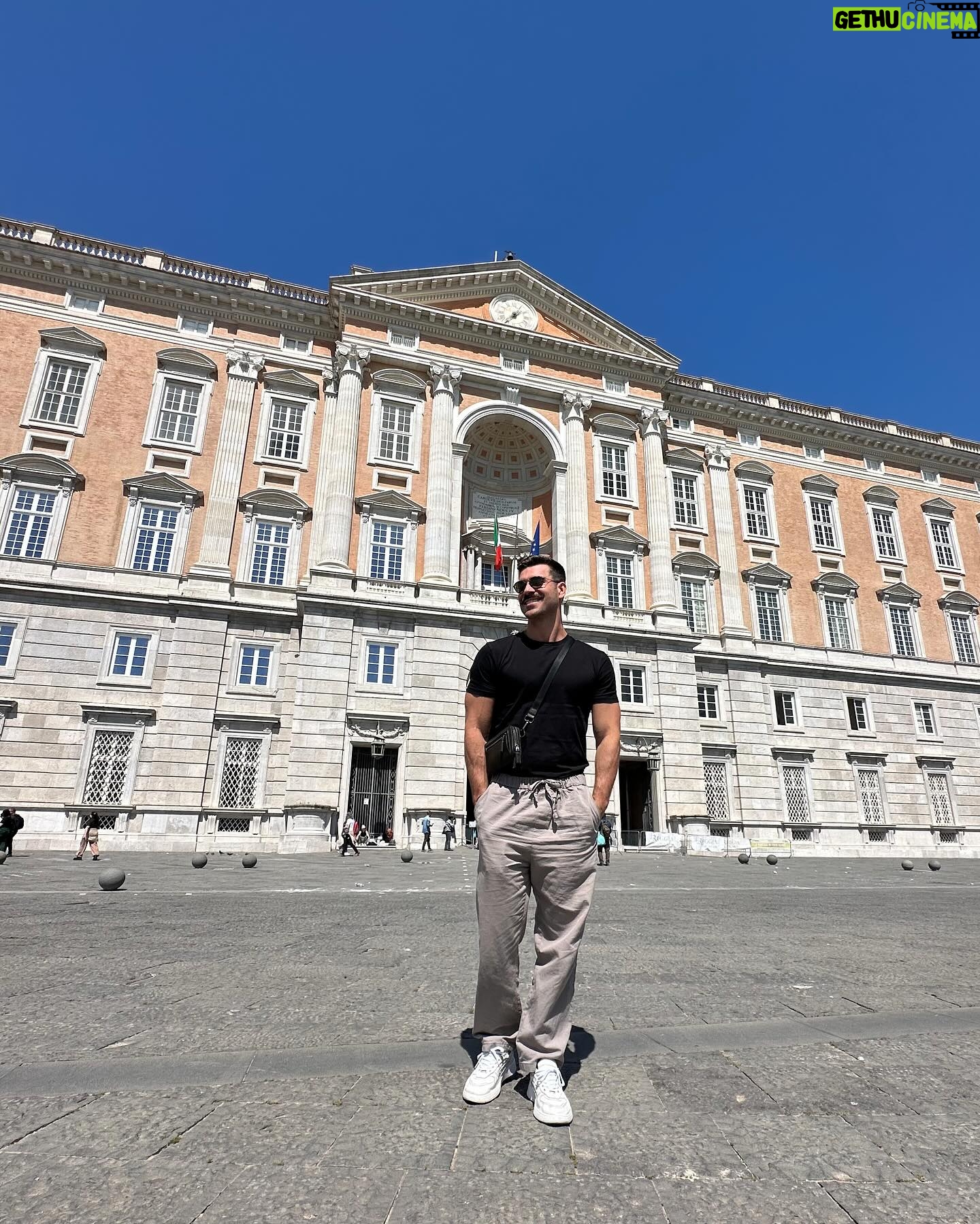 Renato Mendonça - 0.9K Likes - Vivendo primeiro, postando depois •
Nossa primeira parada na Itália foi Caserta, na região de Campania. Depois de um almoço delicioso com @amorimcortinas, seguimos para Reggia di Caserta, considerado o maior palácio do mundo e Patrimônio da Humanidade pela Unesco.
Símbolo do poder real e da arte barroca, a construção de 47 mil m² foi idealizada pelo arquiteto Luigi Vanvitelli. São mais de 1200 dormitórios, além de uma capela inspirada no Palácio de Versalhes. Sem falar na coleção exuberante de pinturas dos séculos XVI a XIX.
Sem dúvida, vale a visita!