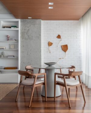 Renato Mendonça Instagram - Os moradores deste apartamento desejavam mais espaço para celebrar com amigos e familiares. Por isso, integramos a varanda à sala, abrindo espaço para uma segunda mesa.

O piso de todo o apartamento é de madeira cumaru, complementado pelo forro revestido com MDF castanho. Na parede, as pipas de @eduardomiguelpardo representam os filhos. 

📸 @evelynmullerfotos
✨ @aldiflosi

#renatomendonça #decoração #decor #arquitetura #varanda #saladejantar