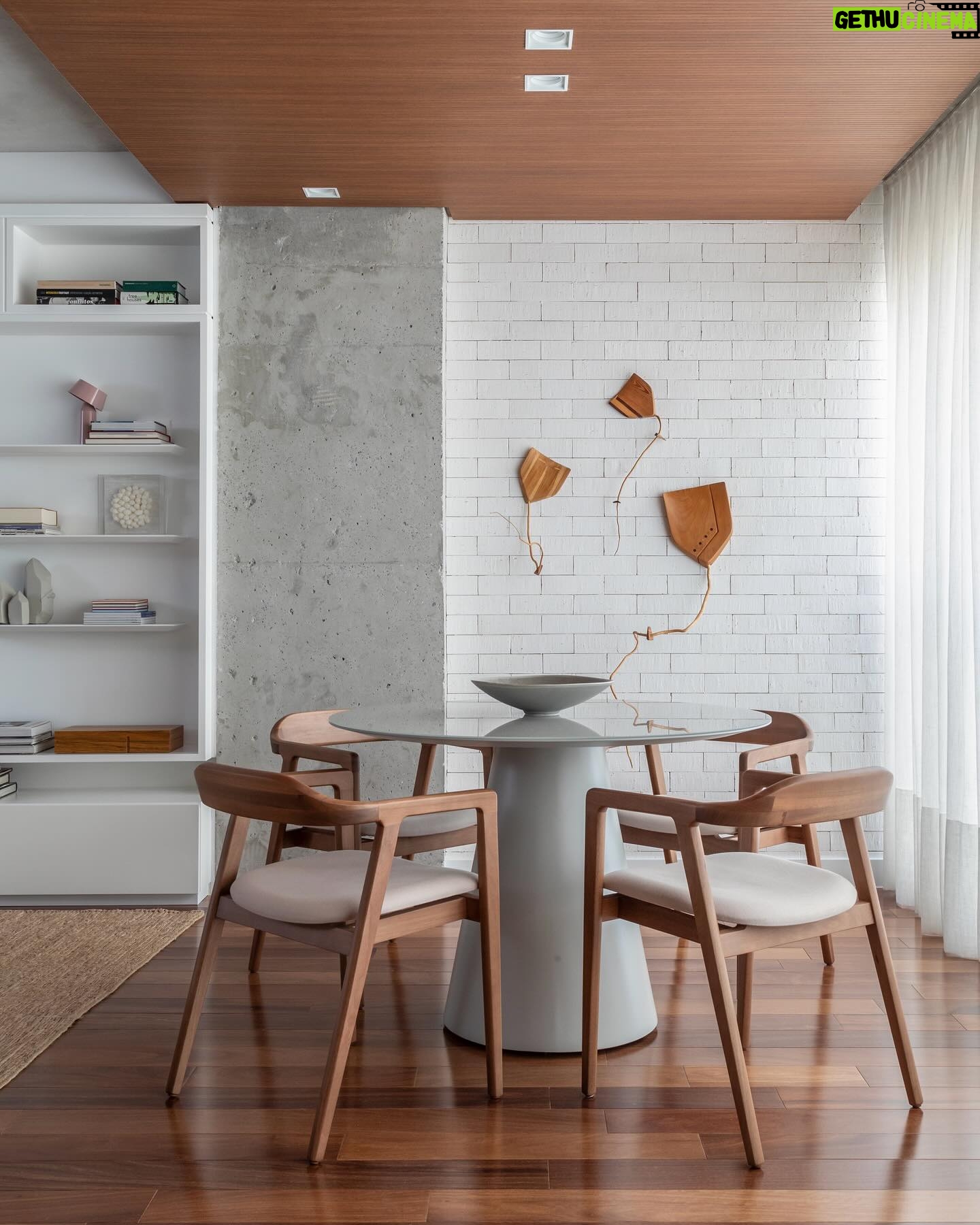 Renato Mendonça - 1.2K Likes - Os moradores deste apartamento desejavam mais espaço para celebrar com amigos e familiares. Por isso, integramos a varanda à sala, abrindo espaço para uma segunda mesa.
O piso de todo o apartamento é de madeira cumaru, complementado pelo forro revestido com MDF castanho. Na parede, as pipas de @eduardomiguelpardo representam os filhos.
📸 @evelynmullerfotos
✨ @aldiflosi
#renatomendonça #decoração #decor #arquitetura #varanda #saladejantar