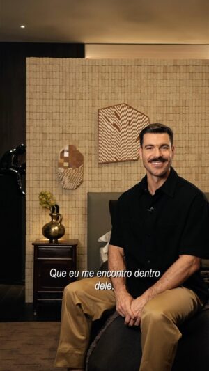 Renato Mendonça Instagram - A Casa Átimo é onde me encontro e entendo minha essência. Por isso, até o dia 28/07 te convido a conhecer o meu espaço na CASACOR São Paulo 2024.

O projeto sugere aproveitar o presente, estar sempre atento ao que está por vir, mas sem se tornar refém do futuro.

A CASACOR São Paulo está localizada na Av. Paulista, no Conjunto Nacional. Vai ser um prazer te receber!

Fotografia: @denilsonmachadomca
Produção: @p_carvalho

Móveis Planejados: @criareplanejados 
Móveis soltos: @liderinteriores 
Tintas: @tintascoral 
Piso: @akafloor_oficial 
Revestimento: @ceramicadelfavero / @colormixrevestimentos 
Móveis de época: @ad.studio_ 
Tapete: @decoralle 
Projeto Luminotécnico: @waldirjunior 
Poltrona Xibô: @perfilcasa.design 
Objetos de época: @casateo_ 
Objetos decorativos: @lsselection 
Obras de arte: @gomide.co / @lucianacaravellosp / @atelierzhz / @vervegaleria 
Fotos antigas: @clubedobordado 
Totem: @lefatagis 
Iluminação: @gayaled / @nordecoroficial / @la_lampe 
Louças e metais: @decaoficial 
Instalação de revestimento: @h2srevestimentos 
Espelho: @silvestre_vidros 
Mão de obra civil: @engenhariaalberti 
Automação: @maisondelamusique
Cortinas / Persianas: @amorimcortinas 

#casacor #casacorsp2024 #casaatimo #renatomendonca