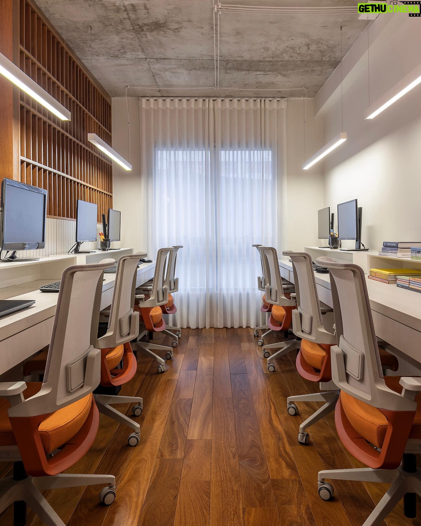 Renato Mendonça - 2.6K Likes - Há quase um ano, esse escritório tem sido minha segunda casa 🤣
Todo mundo sabe que o espaço de trabalho precisa ser funcional e ergonômico. Mas ele também deve ser agradável de estar, promover a criatividade e a inspiração… Principalmente, no nosso ramo!
Aqui é onde minha equipe troca ideias e projeta em conjunto para melhor atender todos vocês. Quem aí já conheceu pessoalmente?
📸 @rafaelrenzo_fotografia
#renatomendonca #arquitetura #decoração #designdeinteriores #architecture #architectureoffice #decor #escritóriodearquitetura #arquiteto