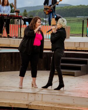 Renée Wilkin Instagram - Ce lundi, 1 août 20h à @tvareseau, je serai à @labelletournee dans la splendide région des Laurentides! 
*En rediffusion vendredi 5 août 22h à @telequebec . 📺

J’ai eu la chance de chanter en duo avec la grande et généreuse Marjo!! ✨

Soyez à l’écoute ❤️❤️❤️

Renee XX

📸 @cescodelavega
👗 @mllegeri 
Mise en beauté : @lucia_dias_maquilleuse & @alexverv1990