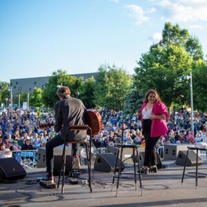 Renée Wilkin Instagram - Soirée mémorable dans ma ville natale ! 💕

Public de Gatineau, votre accueil me chavire toujours ! 🔥🙏🏼🥹

Merci à toutes les personnes présentes et à la @salleodyssee pour cette belle série de spectacles extérieurs. ☀️

« Tes couleurs », ma nouvelle chanson que j’ai eu la chance de faire pour la première fois sur scène hier, sera disponible dès vendredi ! J’espère que vous serez au rendez-vous 🗓️✔️🎶

À mes côtés, les splendides et talentueux @alex_bonneau_guitarist et Goreth Jonathas @3gharmony !

📸 @_krystal_v_ 
👗 @mademoisellecurvy 

Renee XX

#spectacle #livemusic