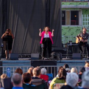 Renée Wilkin Instagram - Soirée mémorable dans ma ville natale ! 💕

Public de Gatineau, votre accueil me chavire toujours ! 🔥🙏🏼🥹

Merci à toutes les personnes présentes et à la @salleodyssee pour cette belle série de spectacles extérieurs. ☀️

« Tes couleurs », ma nouvelle chanson que j’ai eu la chance de faire pour la première fois sur scène hier, sera disponible dès vendredi ! J’espère que vous serez au rendez-vous 🗓️✔️🎶

À mes côtés, les splendides et talentueux @alex_bonneau_guitarist et Goreth Jonathas @3gharmony !

📸 @_krystal_v_ 
👗 @mademoisellecurvy 

Renee XX

#spectacle #livemusic