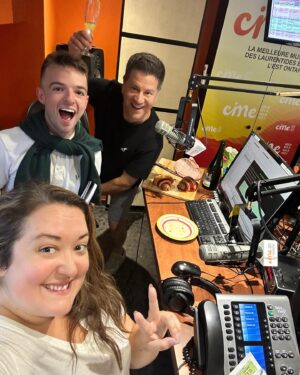 Renée Wilkin Instagram - Première saison d’animation à la radio terminée ! ☑️

8 semaines de fous rires contagieux, de chroniques estivales, de musique, d’aérobie à 5h25, de quizz et de café! 🎶☕️

Un grand merci à toute l’équipe de @cime_fm pour l’accueil et la place que vous m’avez accordée! 🧡

Merci @stephrich74 , le meilleur des co-animateurs, je me suis sentie en confiance dès le jour 1 ! On s’est découvert un sens de l’humour commun et j’étais heureuse de venir travailler à tes côtés tous les matins!

@alexmilette_g , j’ai parfois mis à rude épreuve ta concentration, merci pour les rires , la complicité, tu fais un excellent travail !

@steve_frison , partner du vendredi, on se part un quizz télé ? 😂

Merci aux auditeurs qui nous accompagnent et nous écrivent jour après jour! 🙏🏼💖

Je vous dis à bientôt !

Ps. Je suis émue mais pas triste de désactiver le réveil de 3h30am!! M’en vais dormir une semaine …Bonne rentrée la gang! 😂

Renee 
aka Beyoncé version wish 
aka Youpi du dimanche 
💖❤️🧡

#cime #cogeco #radio #animatrice