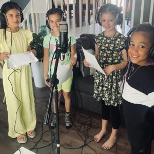 Renée Wilkin Instagram - 🎄♥️🎶 Chanson de Noël 🎶🎄♥️

Eh oui, déjà… ou ENFIN pour certains 😂🙏🏼

Je vous présente « Dehors »! 
Une chanson originale de Noël...un premier texte en français que je signe et qui est grandement inspiré par l’histoire de Florian. 🌟

Merci à mon partner de composition @gabriel_bertrand_gagnon  qui a embarqué dans ce projet! 🎹

Goreth, Gaëlle & Genika, @3gharmony qu​i, encore une fois, embellissent ma mélodie ! 

Un grand merci, tout spécial, aux charmants enfants qui ajoutent cette étincelle magique à la pièce ! Joëlle, Nelya, Marcus & Kelly

À écouter à répétition jusqu’à Noël !! (Lien dans ma bio) 

@quartiergeneralproduction  @natcorbeil 

réalisateur: @gabriel_bertrand_gagnon 
Batterie : Maxime Reed Vermette
arrangement de voix : @hawa.b.music