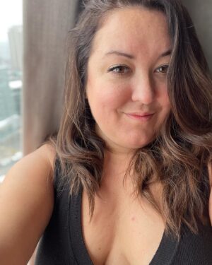Renée Wilkin Instagram - Bientôt une trentaine de shows à vous annoncer ! 🎵
Un tome 4 prêt à être magnifiquement illustré ! 📖
Le ☀️ qui se pointe le bout du nez !

#feelinggood #naturallight #nofilter #staytuned #bonnesnouvelles