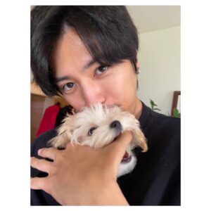 Renn Kiriyama Instagram - ・
実家のわんこ
ぱんなです
#マルプー です
ファスナーやベルトをかじるの好きです
おれの指なんかもガシガシと