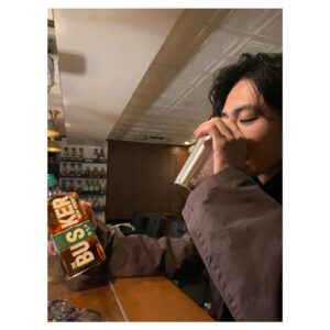 Renn Kiriyama Instagram - ・
洒落たバーでアイリッシュウイスキー
バスカーの緑！！！
　
入り口は軽やかで甘い果実感
自分はソーダで割りバスカーボールで
引っかかりがないから飲みやすい
　
次は部屋でベースとか弾きながら飲みたいところ

#PR
#thebusker
#バスカー
#buskit
@whiske_jp 
@thebusker_official