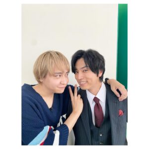 Renn Kiriyama Instagram - ・
やばいよ、会えて超嬉しかった
数えてみたら10年超えてたよ
エモいの極みでした
とめとめー
#ヒルナンデス
#れんとめ
@hikaru.yaotome1202