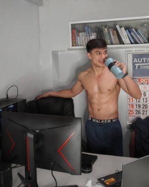 Renz Lagria Instagram - My experience with @walkerphilippines is 100% comfortable throughout the day 🤗 Their underwear are lightweight and odor free 😊 Check out these items here and don’t forget to “Stay safe and Shop online” 

www.walker.com.ph 
www.shopee.ph/walkerphilippines 

#WearWalker #WalkerPhilippines