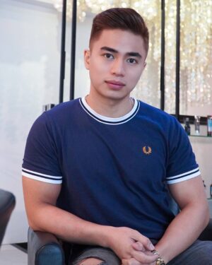 Renz Lagria Instagram - Level up your eyebrow and hairstyle with the one and only @bruskobrows and @styluxesalon . One stop all in one made for men like me 😁

#bruskobrows #theoriginalbruskobrows
special thanks to sir @paolomaranan_makeup
and sir @residentmartian