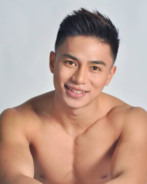 Renz Lagria Instagram - habang nag hahalungkat ng mga photos nakahanap ng old photo pwede for 2 by 2. Parang buhay lang din kelangan mong ilagay yung mga memorya somwhere anywhere para maalala mo kung saan at bakit ka ngumiti nung mga araw na yun :)

Magandang gabi sa inyong lahat ❤