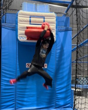 Reo Matsumoto Instagram - ・

最近寒くて

皆さん寝れないでしょうから、、、、

僕の超イケてる背面ダンクを見て

「あっつー！」と思いながら寝てください。

僕は久々にいい運動が出来たので爆睡します

おやすみなさい。

あ、お仕事学校おつかれさまです