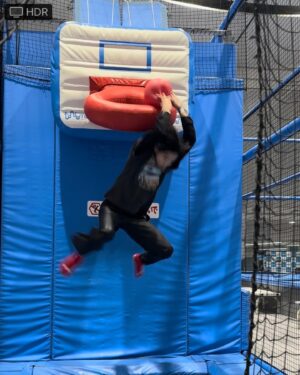 Reo Matsumoto Instagram - ・

最近寒くて

皆さん寝れないでしょうから、、、、

僕の超イケてる背面ダンクを見て

「あっつー！」と思いながら寝てください。

僕は久々にいい運動が出来たので爆睡します

おやすみなさい。

あ、お仕事学校おつかれさまです
