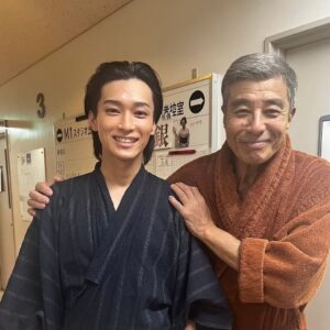 Reo Matsumoto Instagram - 「あきない世傳 金と銀」から

五鈴屋の要石 治兵衛役の

舘ひろしさんとのオフショットあげさせていただきます!!

撮影現場ではいつも暖かい笑顔で接してくださり、

「おはようございます」と挨拶をしに行くと「智ぼん。今日もいい顔だ。」と言ってくださる舘さん。

僕は単純なので、その言葉のおかげで自信を持って撮影に挑ませていただくことが出来ました。

本当にたくさんの経験をありがとうございました！

「あきない世傳 金と銀」

最終回まで残り2話です！

NHKオンデマンドやU-NEXT等でも
ご覧になれますので是非ご覧ください！

 #あきない世傳金と銀 
 #舘ひろし さん
 #治兵衛
 #引き続きお楽しみください