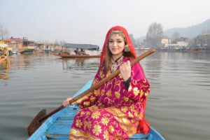 Reshma Rathore Instagram - I’m a Kashmiri woman now☺️ for a moment🙃🪷
So, I indulged myself in the breath-taking views of the scenic Dal Lake during Shikara ride🛶

#crownofindia #paradiseonearthkashmir #shikararide #winterwonderland #womeninadventure #travelindia #kashmirtourism #wintervibes #tourismindia @jktourismofficial