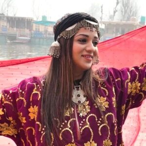 Reshma Rathore Instagram - I’m a Kashmiri woman now☺️ for a moment🙃🪷
So, I indulged myself in the breath-taking views of the scenic Dal Lake during Shikara ride🛶

#crownofindia #paradiseonearthkashmir #shikararide #winterwonderland #womeninadventure #travelindia #kashmirtourism #wintervibes #tourismindia @jktourismofficial