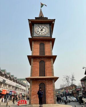 Reshma Rathore Instagram - At Srinagar Lal Chowk’s historic Ghanta Ghar of national flag which reflects the brightness of peace, progress, and prosperity under the leadership of our prime minister @narendramodi ji 🇮🇳