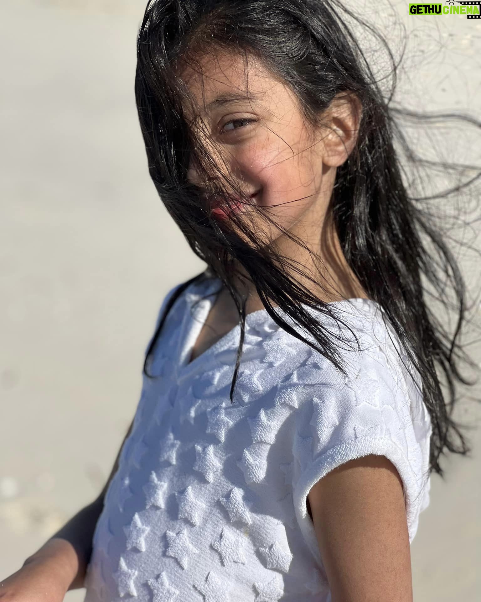 Reshma Shetty - 377 Likes - Photo dump of my babies relaxing . Deep works so hard and his most favorite fun thing to do is to hang out with his daughter . So why not do it on a tropical
Island . Meanwhile I take the pictures š and drink the wine š .