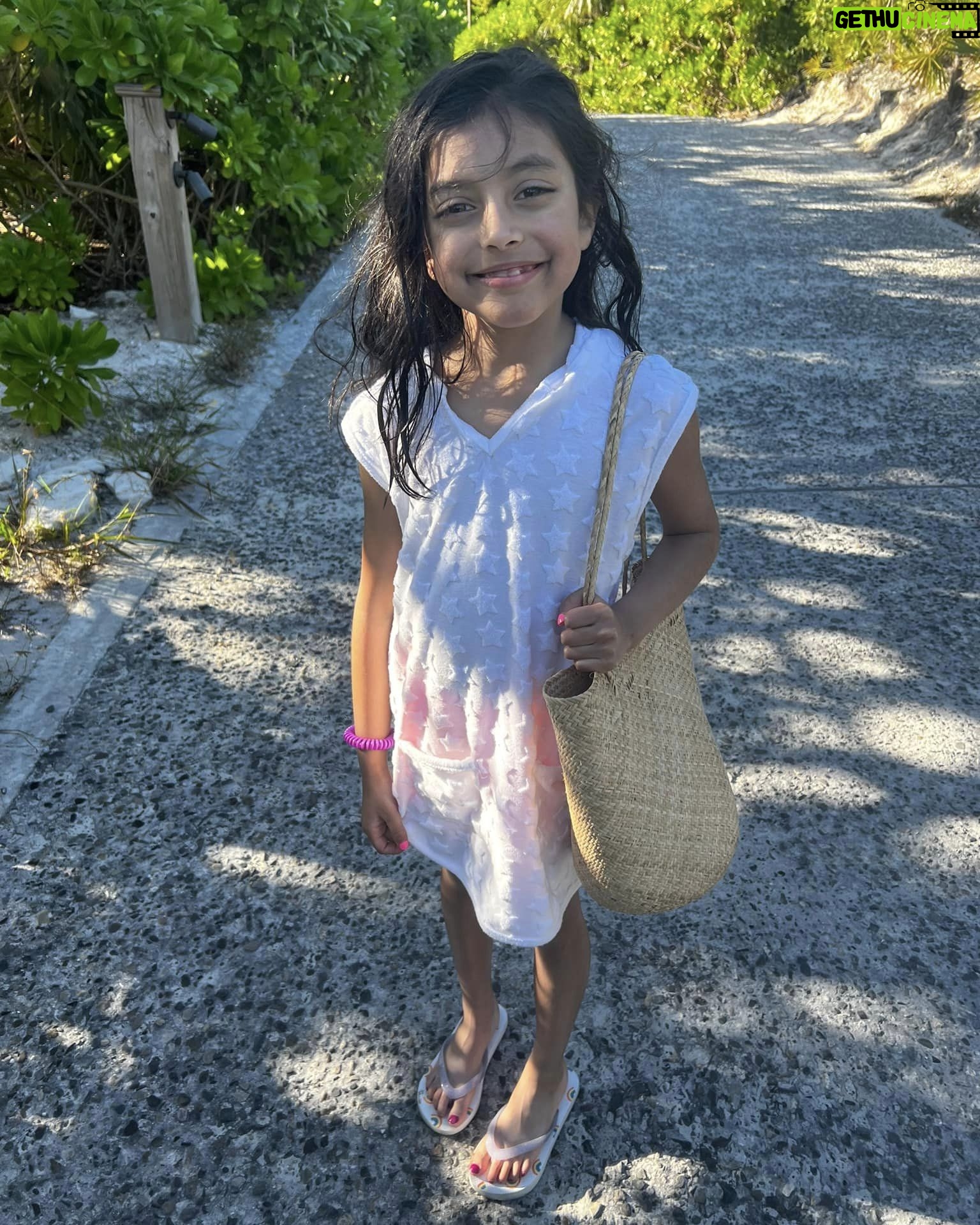 Reshma Shetty - 377 Likes - Photo dump of my babies relaxing . Deep works so hard and his most favorite fun thing to do is to hang out with his daughter . So why not do it on a tropical
Island . Meanwhile I take the pictures š and drink the wine š .