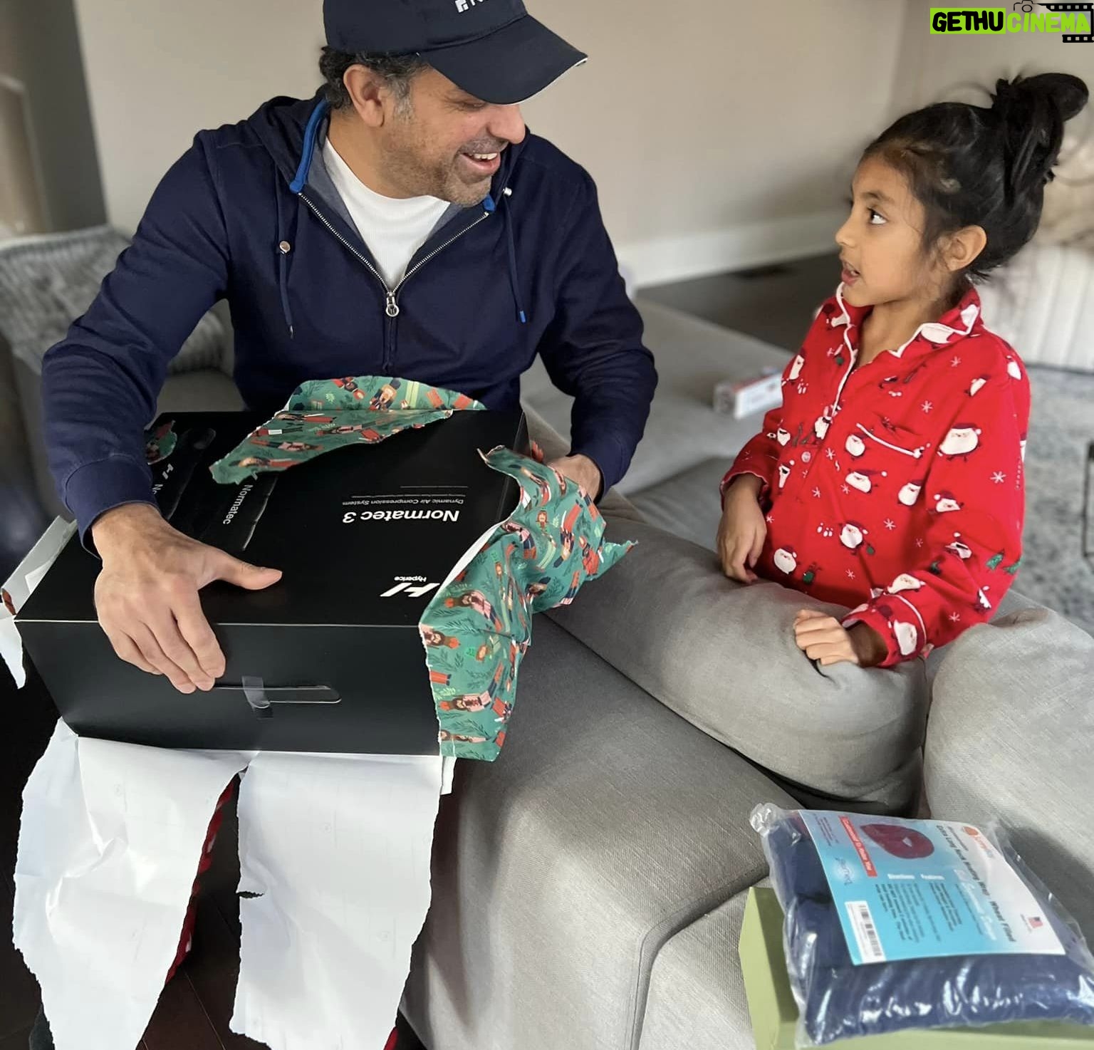 Reshma Shetty - 406 Likes - From my family to yours Merry Xmas . Itās been a really rough season and I know a lot of you are under the weather or dealing with baby bunnies under the weather or are not home because of weather. As I keep telling myself . This too shall pass .
Hereās to a better new year š