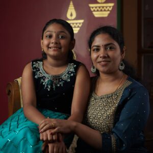 Reshmi Karthigeyan Instagram - 💚💙😍
momanddaughter#prettydaughter#darlingdaughter#