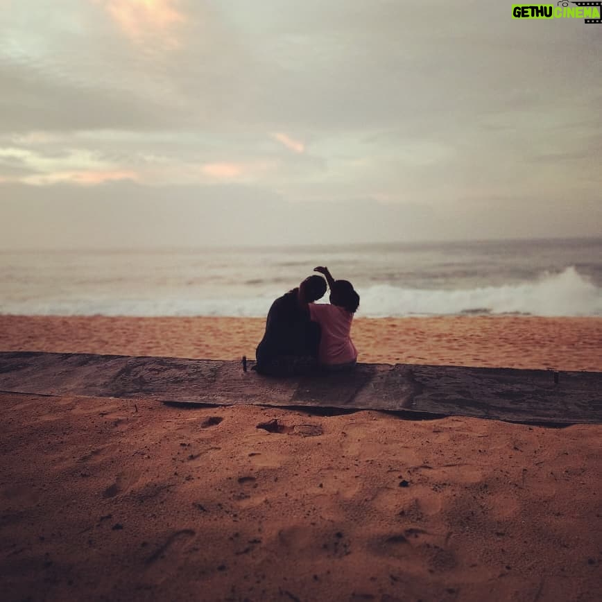 Reshmi Karthigeyan - 1.8K Likes - Sea of love 😍😍😘 moment of love captured
Sea# seashore# sealove# waves # srilanka# lovely moments#Colombo# daughterlove# ammalove