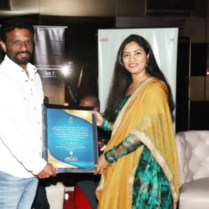 Reshmi Karthigeyan Instagram - Ayali is very close to my heart and I felt so happy being recognised by @pandiraj_dir
and receiving this memento from him. . A very special picture 😍🥰 
#ayaliwebseries #ayali #tamilwebseries #tamilcineworld #tamildirectors #tamilcinema #tamilan #tamilstatus #tamilcinema #tamilcinima #tamilwomen #