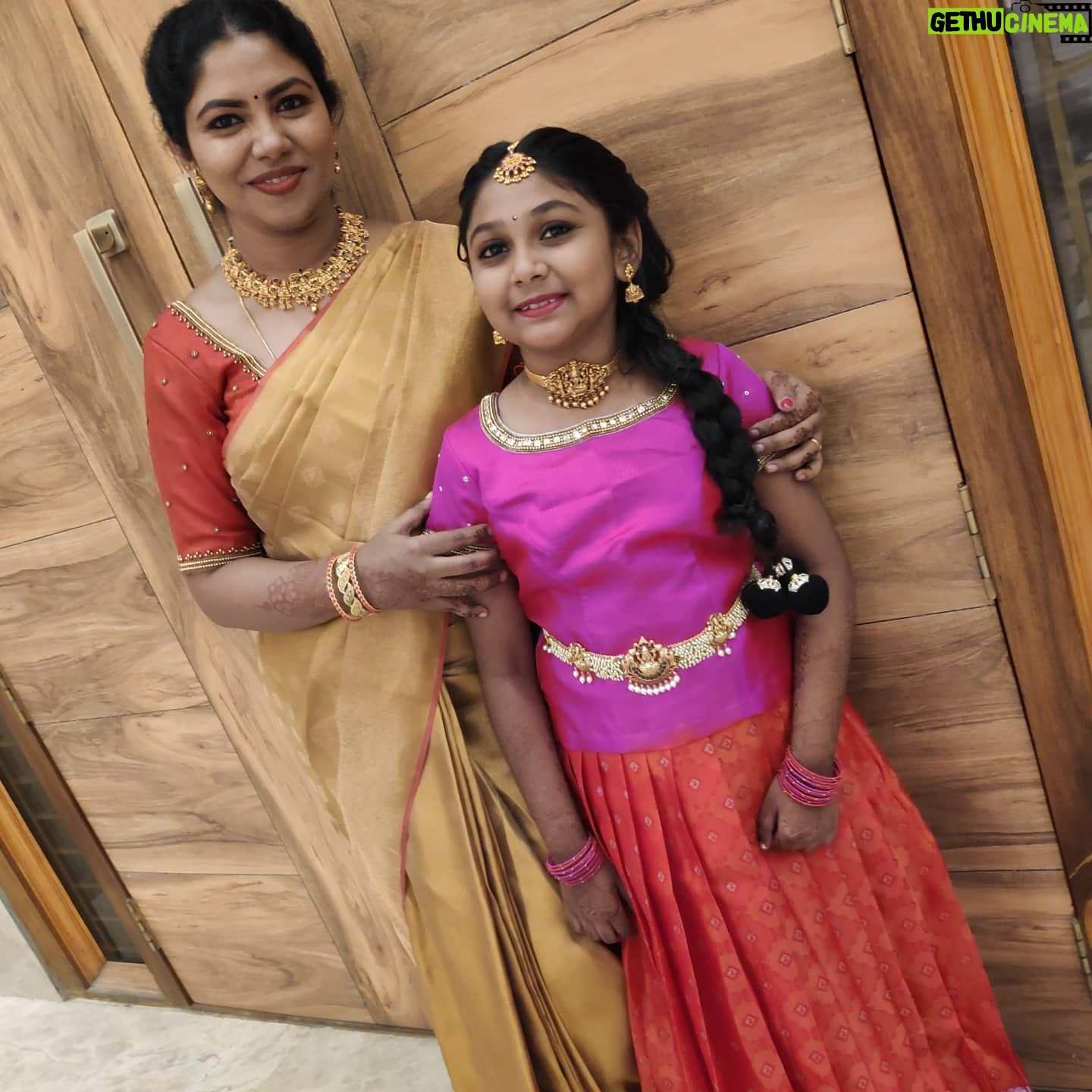 Reshmi Karthigeyan - 1.7K Likes - All dolled up😍
Thanks to ...makeup @diyasujan_muah
Jewellery @priyaas_wedding_collection
Costume @shrishti_designers
traditionalwear#southindianwedding#bridesmaid#kidstraditionawearl#motherdaughter#indianjewellery#pattupavadai#goldensaree#templejewellery