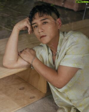 Rexen Cheng Jen-Shuo Instagram - 酷暑時節，戴上鍾情的配飾，經典又不失態度，汗流浹背還是可以瀟灑自由。

ALLSAINTS 全新飾品專門店現已於微風信義及微風本館提供東倫敦率性大膽的全系列飾品。

@allsaintstaiwan @allsaints_style #AllSaintsTaiwan