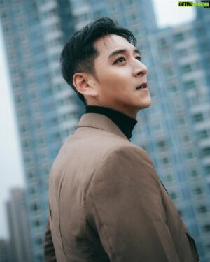 Rexen Cheng Jen-Shuo Instagram - 祝我們少一些辛苦，多些幸運，願所有人的小煩惱都不見，小願望都實現，就讓我們在平安的基礎上錦上添花，努力過好每一天，還是要謝謝自己的努力

2023感謝有你
2024我們繼續

Photo by : @13liao 📷 
Hair & make up : @2_kyun_hee 
Styling : @charliebubblecat