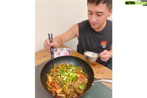 Rexen Cheng Jen-Shuo Instagram - 雖然忍得了炸雞薯條，但我的廚藝絕對不容錯過，
當然，吃美食的同時，也不能忘了#日爆燃#夜覺SO
享用美食無負擔
這裡買🛒  https://lihi.cc/DQoAb

#AQUAC #花漾皙 #全方位醫美級保養領導品牌
#日爆燃 #夜覺SO #日夜閃孅組